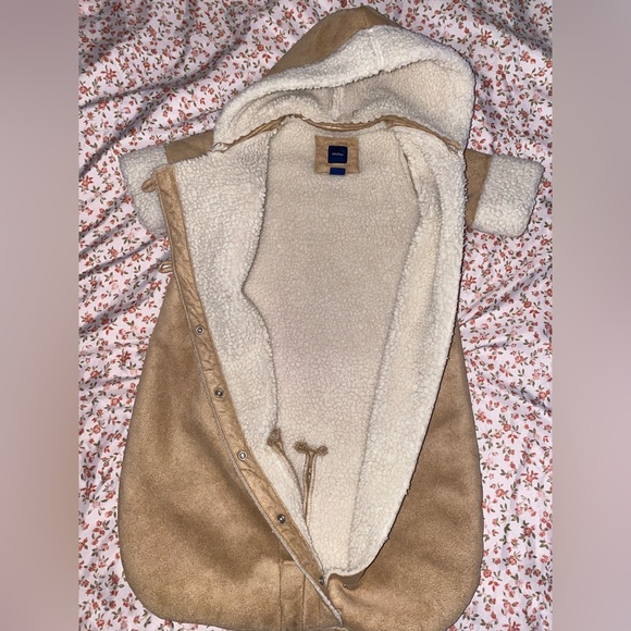 Super cute fluffy GAPbunting,shearling inside and has closures to easily slip-on - Picture 3 of 6